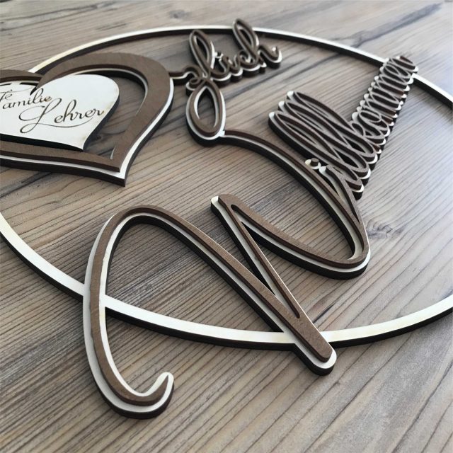 Geschenk - Dekoration - Personalisierter Holzreifen - Türanhänger/Türschild - Herzlich Willkommen - Familie Personalisierter Holzreifen - Türanhänger/Türschild - Herzlich Willkommen - Familie