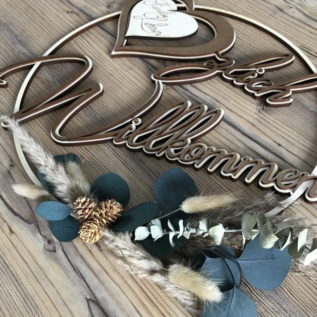 Personalisierter Holzreifen - Türanhänger/Türschild - Herzlich Willkommen - Familie Personalisierter Holzreifen - Türanhänger/Türschild - Herzlich Willkommen - Familie
