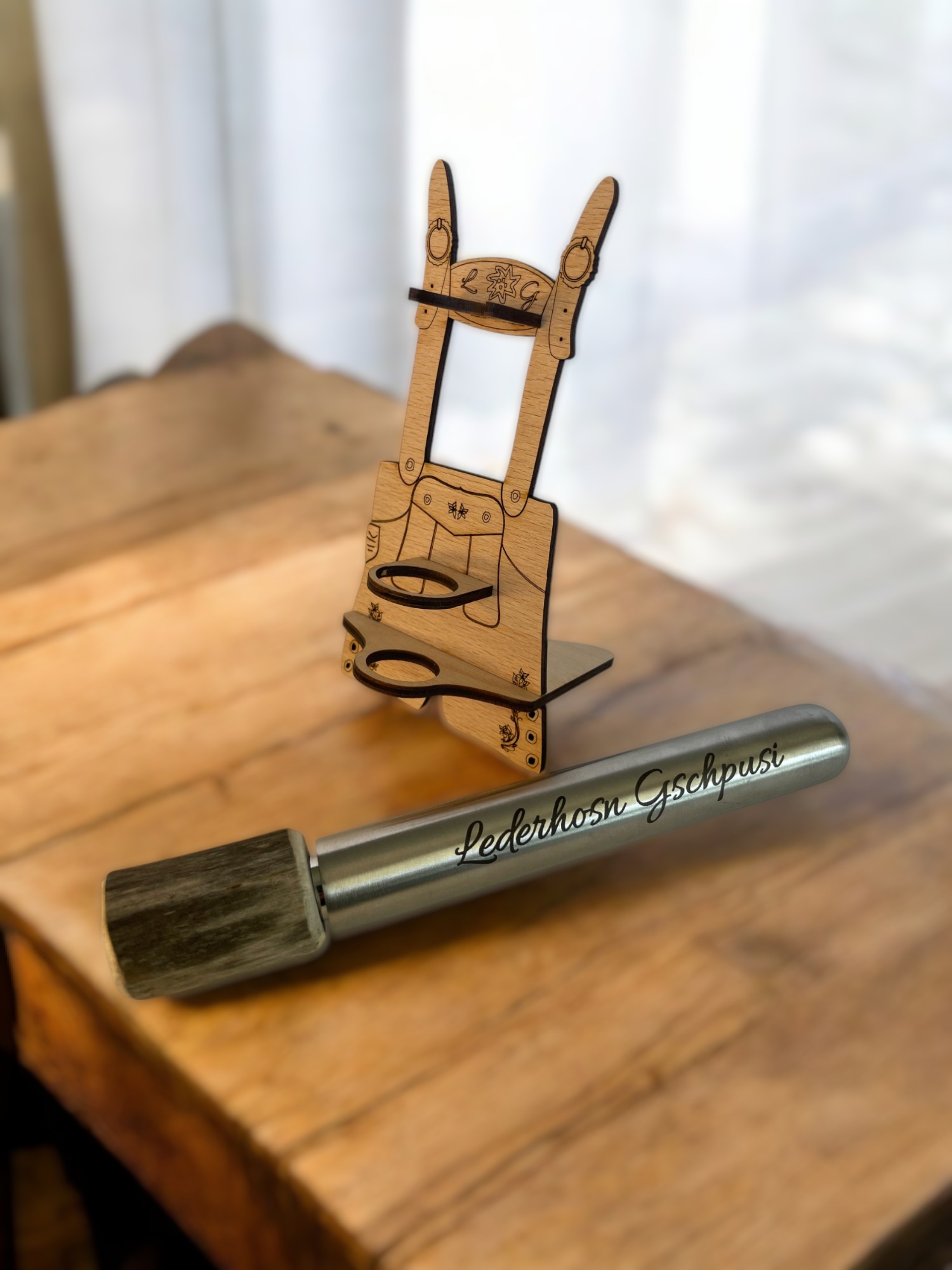 Personalisiertes Lederhosen Gschpusi mit Holzständer - Flachmann für die Lederhose